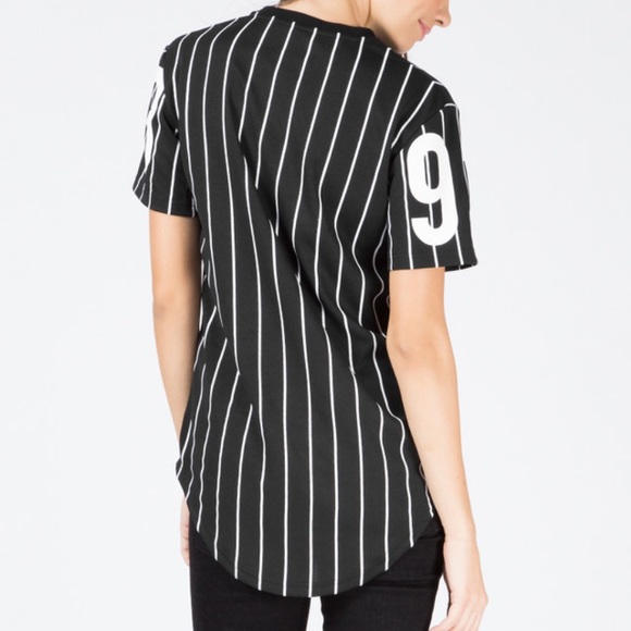 STAMPD unisex 93 Pinstripe Scallop Tee - Picture 4 of 6